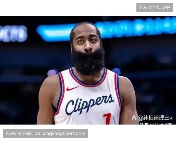 NBA球员抢板飞出场：场上瞬间彰显拼搏精神与篮球魅力