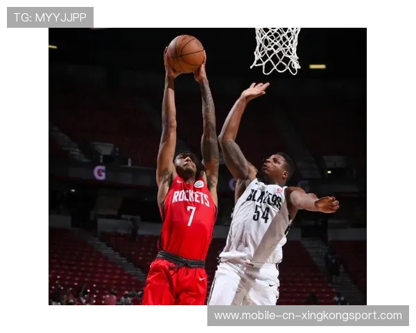 NBA火箭小将强突两个防守人打板命中 NBA火箭小将强突两个防守人打板命中