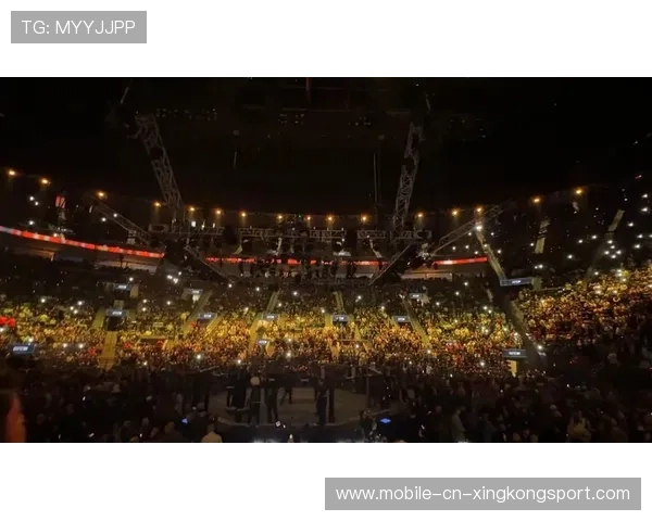 UFC选手出场被泼水差点滑倒，引发热议