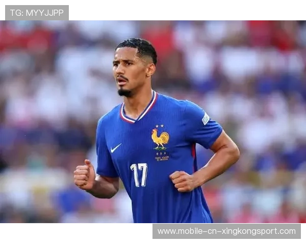 萨利巴中场拦截对方前锋长传发动反击